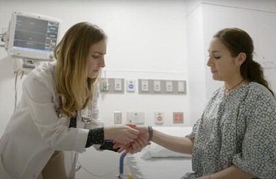 Кодирование Аквилонг в Реутове Врач держит пациентку за руку