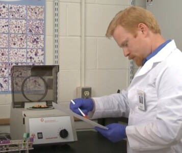 Клиника лечения наркозависимости в Реутове Врач в кабинете клиники