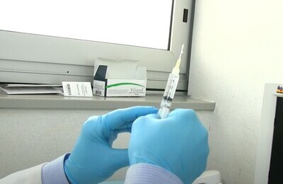 Проведение кодирования Вивитролом в Реутове Шприц с Вивитролом в руках у врача